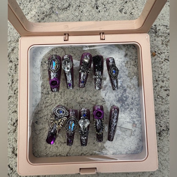 Jewelry - Elegant Silver and Purple Nail
